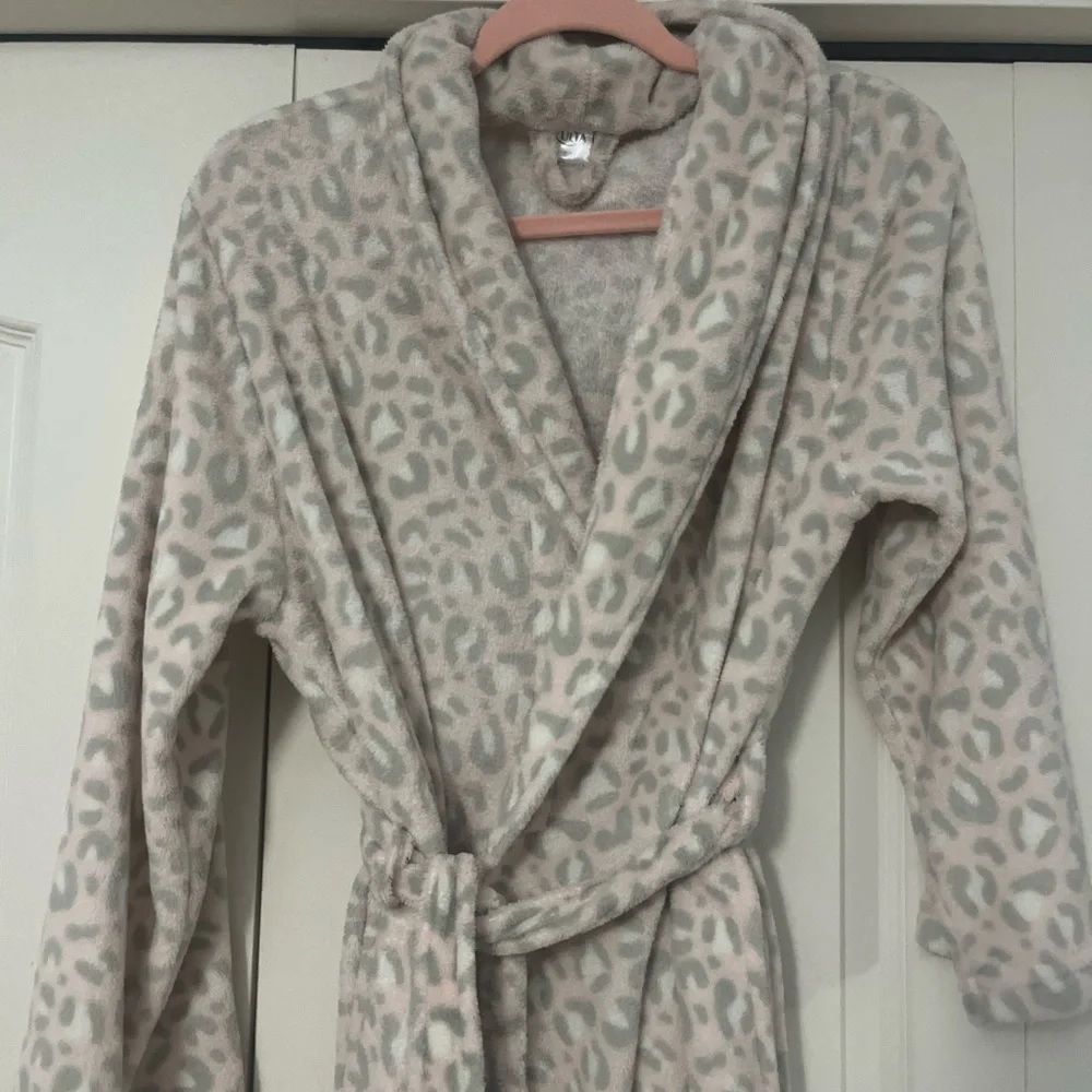 Gray Leopard Print Robe - Picture 2 of 4